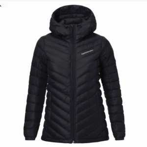  - PRIS KAN DISKUTERAS VAD SNABB OCH SMIDIG AFFÄR. En peak performance jacka i dam modell. Inköpt i början av 2019. Bra skick. Nypris: 2799kr