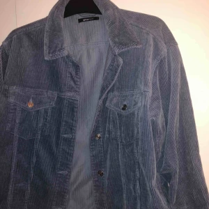  - Jätte fin blå jacka ifrån Gina tricot. Använd bara några gånger.