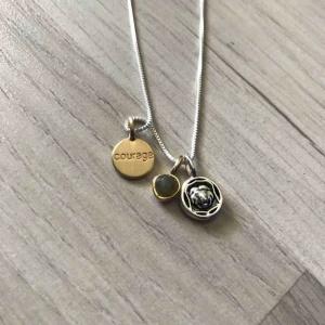  - Supersött halsband med silverkedja och tre berlocker. Piffar upp din look! Aldrig använt. Frakt tillkommer på 9kr