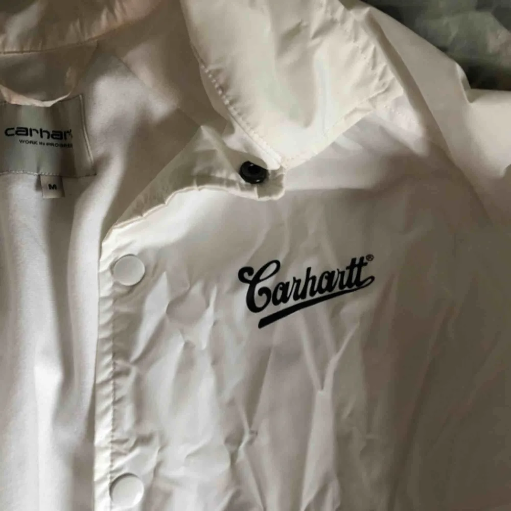 Snygg vit coach-jacket från carhartt, knappt använd. Jackor.