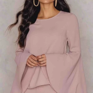  - Hannalicious x NAKD topp med trumpetärmar, strl S använd en gång