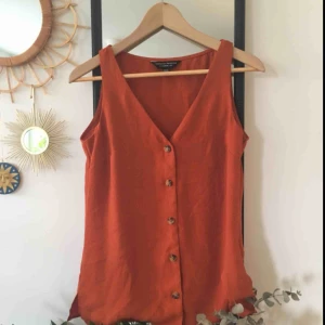  - Mörkoranget linne, köpt på loppis men lite tight på mig som brukar ha storlek 38. 100%polyester, från Dorothy Perkins 🍁 Kan mötas upp i Stockholm eller frakta men köparen står för frakt.
