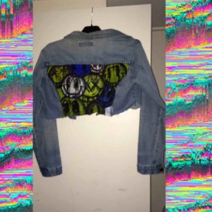  - Croppad och handmålad jeansjacka av mig från Brooker. Motivet tog ca 10h totalt att måla. Går att tvätta!   Frakt tillkommer på 36kr