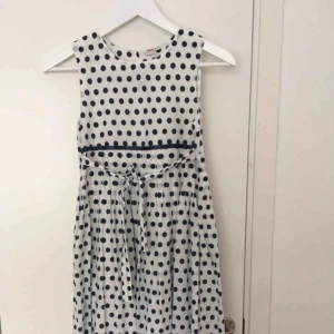  - Jättefin, gullig och lite retro klänning i bästa kvalitet från Topo. Nyskick! 