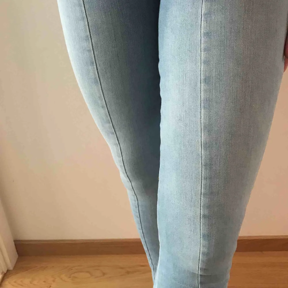 Ljusblå tjata jeans från NAKD med ett vagt streck i mitten av byxorna, storlek 38, använda 2-3 gånger . Jeans & Byxor.