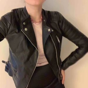  - svart bikerjacka i läderimitation köpt på zara förra hösten för 400:-, använd några fåtal gånger och säljs pågrund av att den inte används längre. det är en xs men passar även s. kan mötas upp i Göteborg, annars står köparen för frakten :)