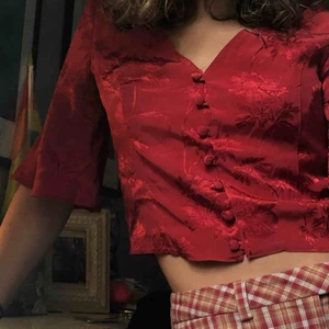  - Jättefin röd blus från urban outfitters köpt för inte alls länge sen men tycker inte den sitter fint på mig så säljer vidare, möts gärna upp i Stockholm annars får köparen stå för frakten:)