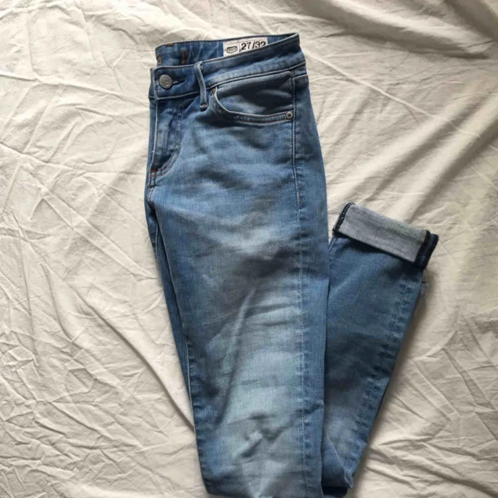 Säljer mina Crocker-jeans då jag aldrig har använt dem! De har en låg midja, en liten slitning på ena knät och är en ljus tvätt. Kan mötas upp i Örebro eller så tillkommer en fraktkostnad på 39kr! Priset kan alltid diskuteras! :-). Jeans & Byxor.