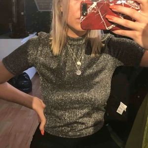  - Festlig T-shirt som är jätte bekväm, sticks inte och använd några fåtal gånger.