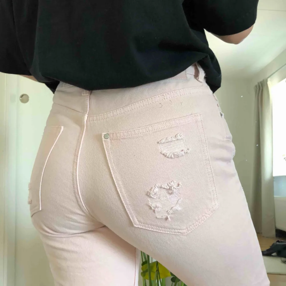 Ljusrosa jeans med boyfriend fit, strl 28 men lite insydda i midjan. Köparen står för frakt🥰. Jeans & Byxor.