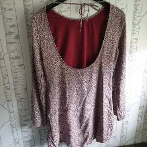  -    Jättefin klänning med djup urringning i ryggen 