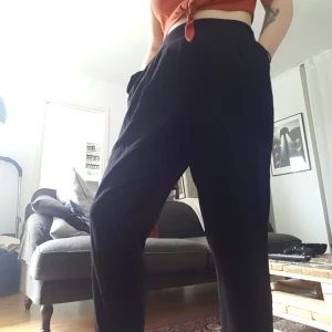  - Svarta pösiga kostymbyxor. Kan finnas enstaka katthår🌿