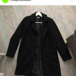  - Säljer en kappa ifrån nakd i fint skick (knappt använd) strlk 36, nyppris: 799kr