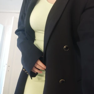 Lyxigare kavaj - En lite lyxigare kavaj som jag ärvt av min pappa! Från Oscar Jacobson och den är helt underbar! Marinblå med shoulder pads och oversized på mig som har storlek M. Inga skavanker (så gott jag vet)! Sitter som en XL :)