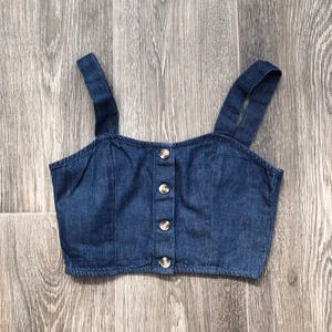 Jeanstopp från Monki - Linne i jeansmaterial från Monki. Reglerbara band. Mycket gott skick, då den är för liten för mig. Frakt tillkommer🌻