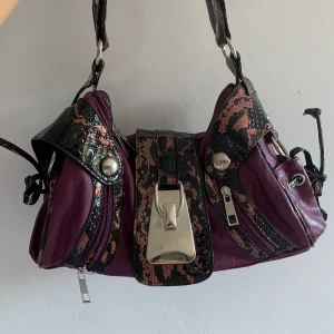 Lila väska - Jättefin handväska i bra skick, frakt 44kr 