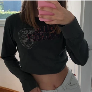 Tröja - ( lånade bilder av förra säljaren) Köpt denna tröja här på plick men säljer vidare ( inte riktigt min stil ). Jättefin tröja och bra skick. Frakt ingår inte i priset 💕💕💕
