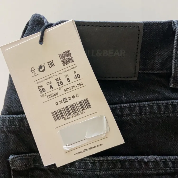 Säljer helt oanvända grå/svarta jeans med slits från Pull&Bear pga att de är för stora för mig. (Endast testade) Köpte de för 399kr men säljer de för ändats 200kr. Köparen står för frakten eller så kan jag mötas upp i Linköping (lånade bilder) Buda på!. Jeans & Byxor.