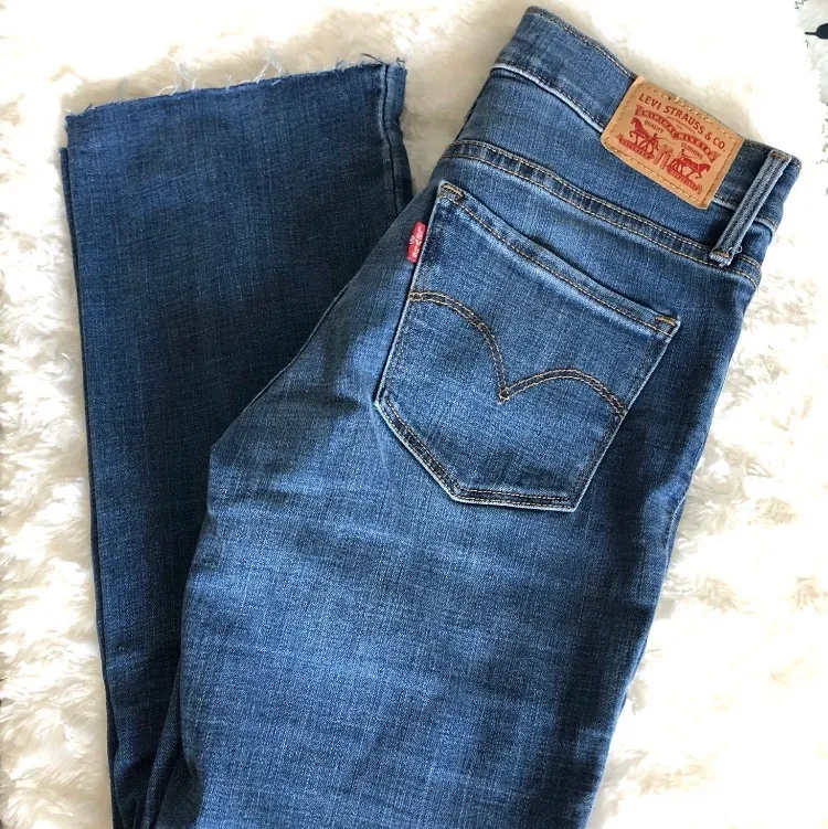 Blå levis jeans i modellen shaping bootcut, W25. Mellan i midjan. Använda men är i fint skick! Köparen står för frakt. Har ni några frågor är det bara att höra av sig!. Jeans & Byxor.