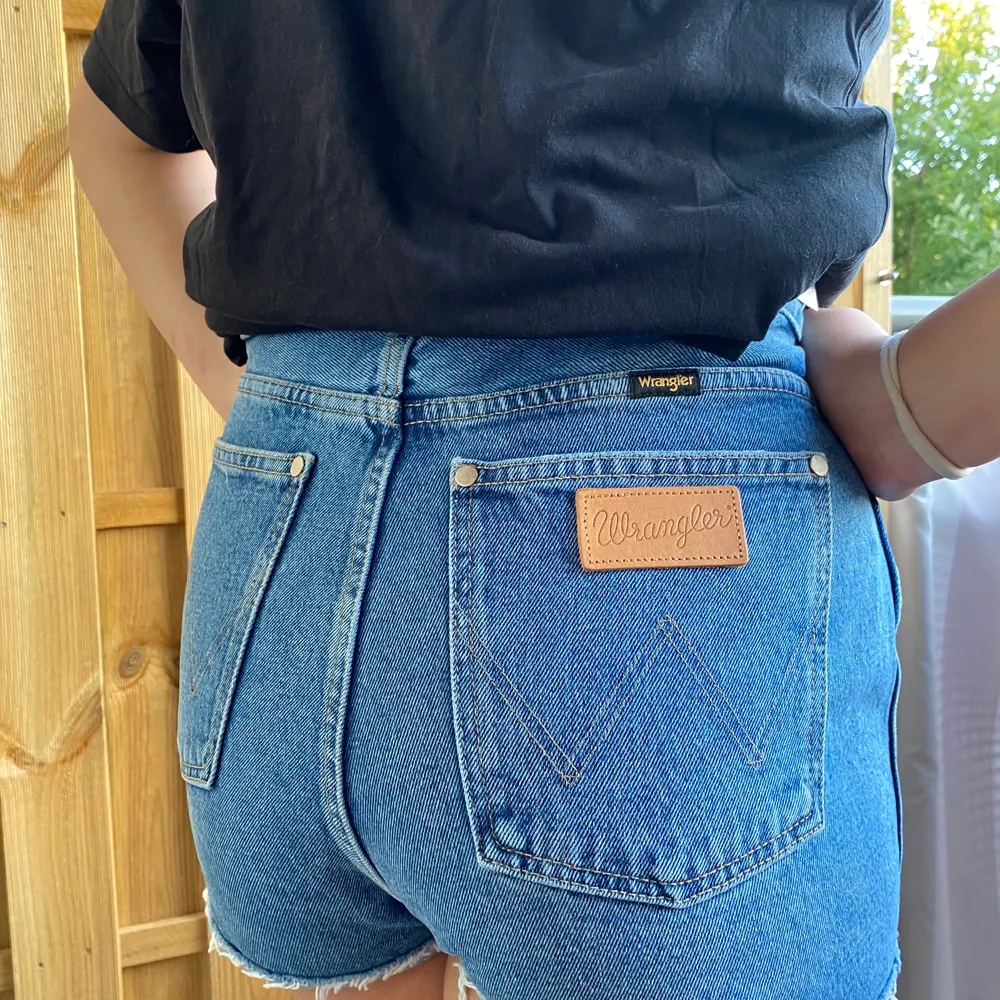 Helt nya shorts i det populära märket Wrangler, säljs pga att de är för stora. W27 motsvarar storlek M. Köpta för 450kr så skynda fynda!! . Shorts.