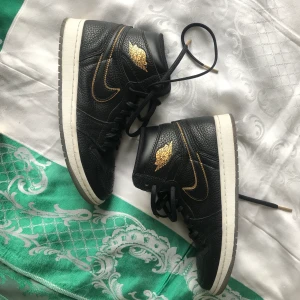 Nike Air Jordan 1  - Köpta i andra hand men aldrig använda då de var för små, skulle säga att de passar 39/40💕 (OBS, etersom de är köpta andra hand så kan jag ej garantera att de är äkta)