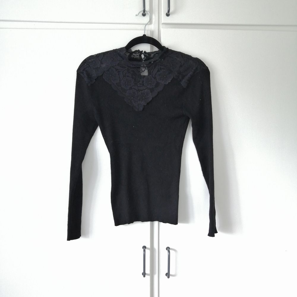 En svart lite tajt tröja med V-ringad spets. Använd ca 2-3 gånger. 70 kr +frakt Betalas med swish. . Tröjor & Koftor.
