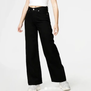 Jeans från junkyard! - Säljer mina snygga svarta jeans ifrån junkyard! Ganska använda men bra skick, dom är liiite åt de gråa hållet då jag tvättat dom ganska mycket men syns knappt. Frakten är 79 kr! 