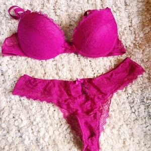 Underklädesset (70B, S) - Rosa underklädesset i spets från undiz. Fint skick, bh-n är i strl 70B och trosorna i strl S. Super fint set! Säljer eftersom Bh-n är för liten. Frakt tillkommer på 22kr 