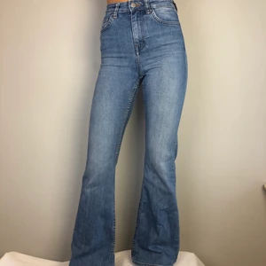 Bootcut jeans - INTRESSE KOLL budgivning i kommentarerna med startpris 50 kr