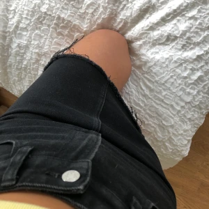 Klassisk Jeanskjol - Den klassiska jeanskjolen. Använt väldigt lite så är fortfarande i samma skick som då jag köpte den. Bra kvalité och tjock i tyget. Tror jag köpte den för ca 400.