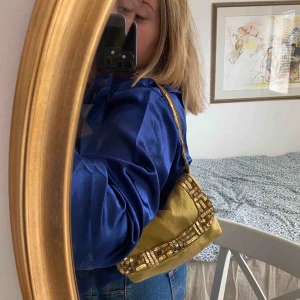  - Guldig väska:) Möts upp i eller nära Falun, annars frakt<3