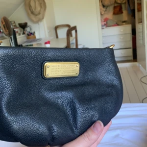 Marc Jacobs väska  - Säljer min Marc Jacobs väska som är i sjukt bra skick eftersom den tyvärr inte kommer till användning:( bandet till väskan finns tyvärr ej! Därav det låga priset