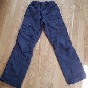 Varma/fodrade byxor stl.140 barn - Varma, bekväma, fodrade vinter byxor i bra skick 