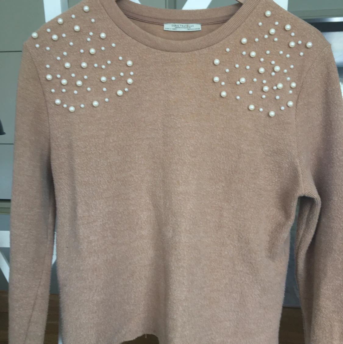 Beige tröja med vita pärlor - 90