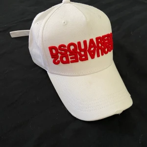 Dsquared2 keps - Aldrig använd, testad hemma bara. den är som ny. Köpt från man of kind. (Nypris 1 499 kr) 