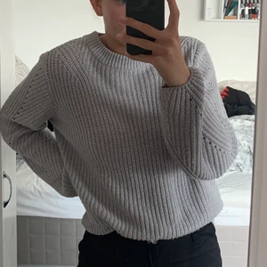 Grå stickad tröja - En jättefin och skön stickad tröja från Gina Tricot i storlek S med lite av en polokrage. Säljes pga att jag inte använder den.