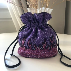 Flame bag  - Skit cool väska som jag råkade få dubbelt av! Dvs helt ny! Kommer med en kedja så man kan ha över axeln också. Frakt ingår! ✨