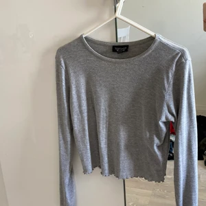 grå topp - kort grå topp med detaljer vid magen