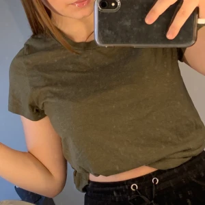 T-Shirt - Basic grön t-shirt i skönt material från bikbok, använd 1 gång samma kväll jag köpte den eftersom tröjan jag hade vart smutsig , kom privat för mer information!