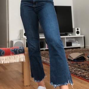 Jeans från Zara med slitningar längst nere, knappt använda och i väldigt bra skick. 150kr eller bud✨