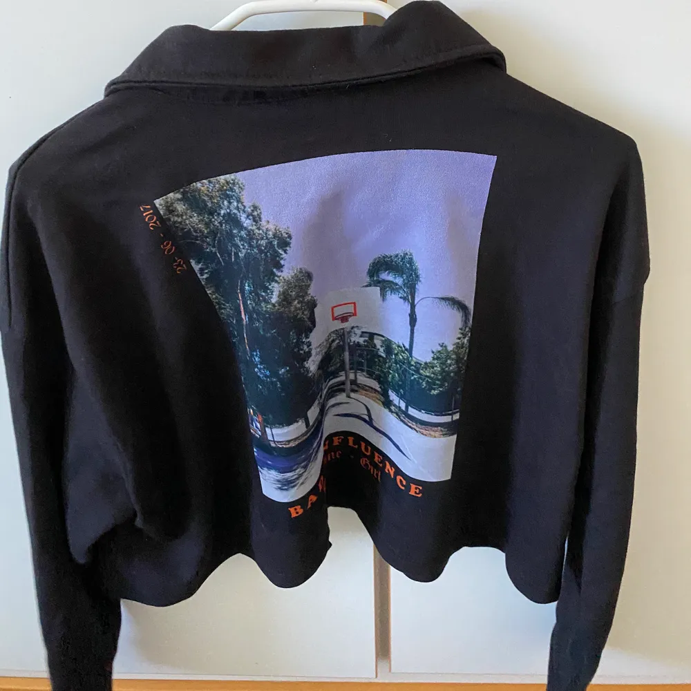 Superfin tröja som inte är änvänd (prislappen är kvar). Köpte den på zalando för 251 kr. Fick hem den och den var helt enkelt inte min stil. Skicket är 5/5. Frakt tillkommer💕. Hoodies.