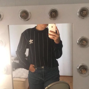 Adidas tröja  - Säljer denna snygga tröja, i storlek xs/s (70kr plus frakt) 