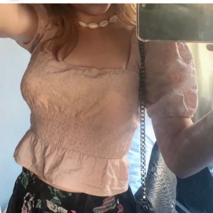 Gullig topp  - En jätte söt nude rosa topp, köpte på NAKD för 349kr har aldrig använt den. Storlek XXS men passar också XS. 