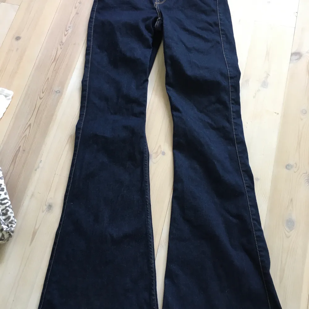 Ett par bootcut jeans ifrån märket ”Lee”. Det som står på är ”W27 L31” men skulle säga att dem passar XS/S. Jeans & Byxor.
