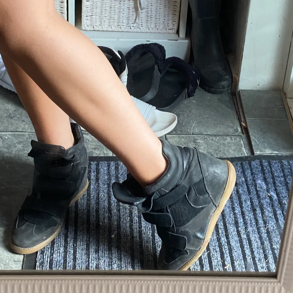 Säljer dessa Isabel Marant liknande skor från plexx, frakt: 88kr💞, BUDA, nypris: 999kr💕. Skor.