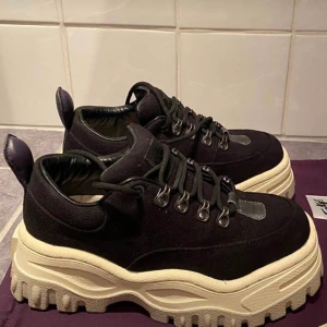 Stl 36 - säljer mina svarta eytys Angel då de inte kommer till användning längre. Stl 36. Hela och fina, beiga skosnören följer med. 1500kr eller bud!!