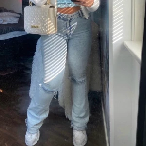 Snygga jeans - Jeansen är från bikbok & Köptes för 599. De är normala i storleken. Så snygga och populära😍 men säljer de för de inte kommer till användning. Så väldigt bra skick. 