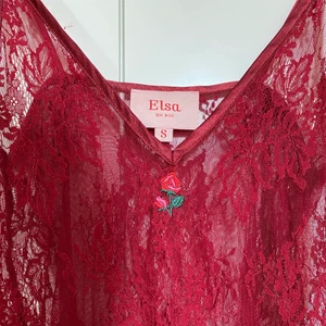 Rött spetslinne med ros - Ett jättefint spetslinne köpt här på Plick men det var tyvärr för stort för mig 🥺 från Bikbok i storlek S! Köparen står för frakten ❣️