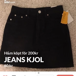 Jeans kjol  - Tog denna från min andra sida eftersom jag ej hittat bilden! Fint skick å så sjukt snygg! Passar dock inte in på mig tyvärr! Högsta bud vinner;)