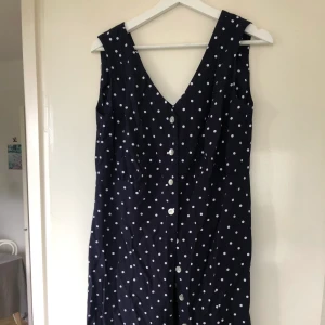 Klänning - Köparen betalar frakt på 60 kr. Passar en L.